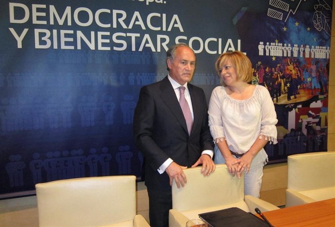 Elena Valenciano Junto A Evaristo Del Canto