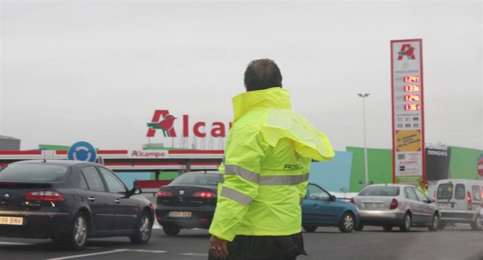 HOMBRE DIRIGE  TRAFICO EN LA ABADIA