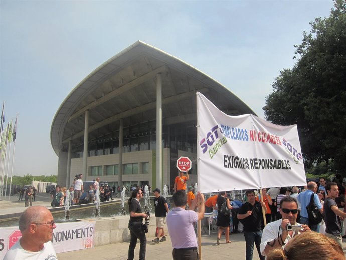 Protestas De Accionistas Y Trabajadores En El Inicio De La Junta De Bankia