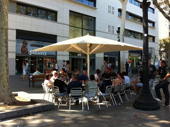 Plaza Catalunya De Barcelona. Terraza En El Espacio Público