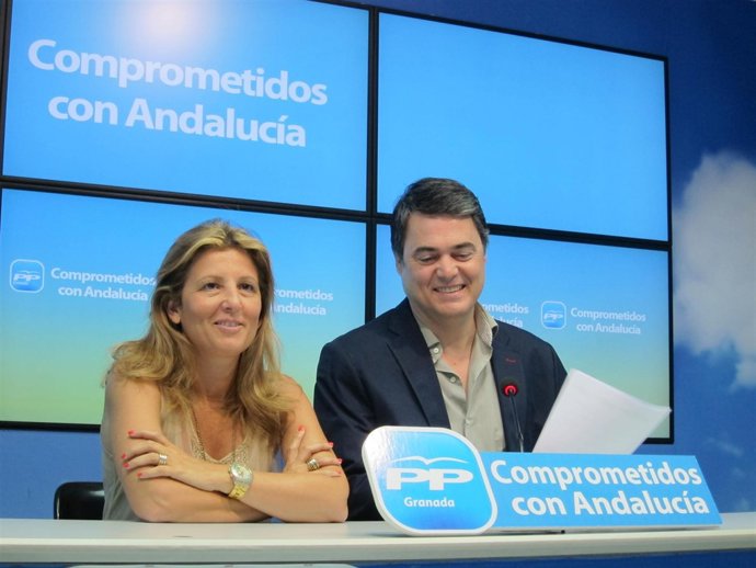 Eva Martín Y Carlos Rojas En La Sede Del PP De Granada