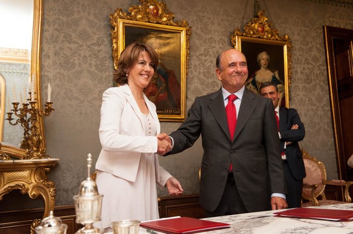 La Presidenta Yolanda Barcina Y El Presidente Del Banco Santander, Emilio Botín.