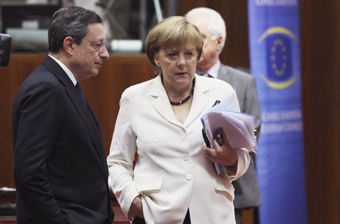 Presidente Del Banco Central Europeo (BCE), Mario Draghi, Con La Canciller Alema