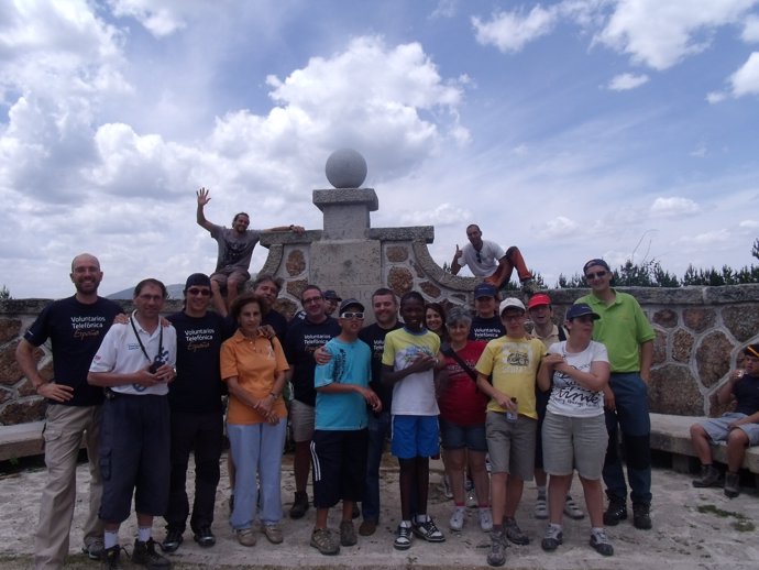 Voluntarios De Telefónica Comparten Una Jornada De Senderismo Con Personas Con D