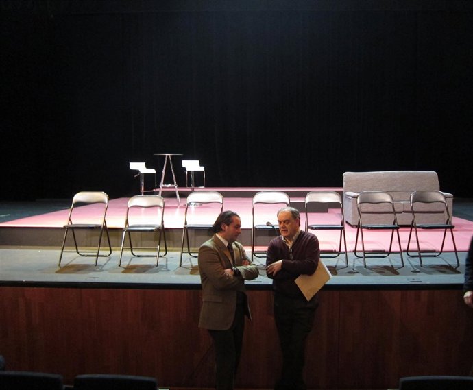 Concejal De Cultura (Gómez) Y El Director Del TCM (Oliva) Charlan En El Teatro