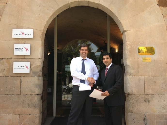 Jose Gaspart Y Qutub Dadabai En La Firma Del Convenio