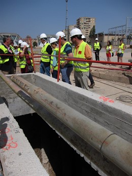 La Alcaldesa Observa Una Parte De Las Obras Del Colector De Cascajos