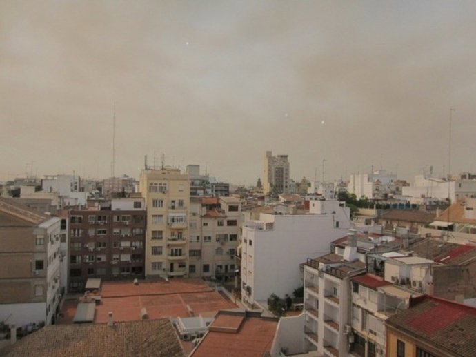 Cielo De Valencia Con El Humo Que Llega Del Incendio De Cortes De Pallás