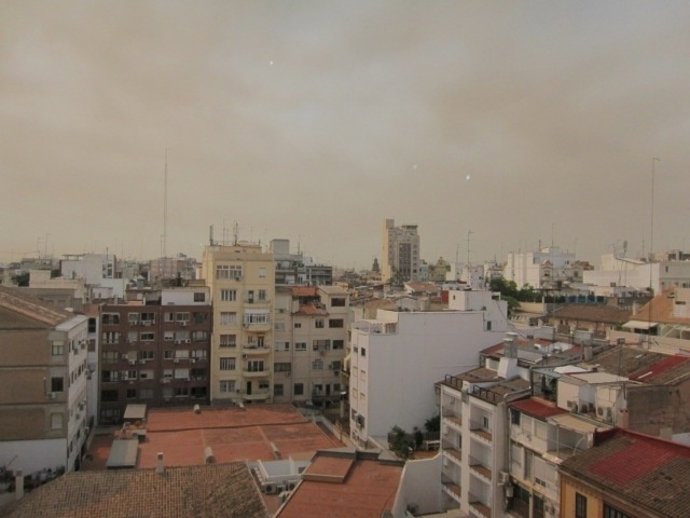 Cielo De Valencia Con El Humo Que Llega Del Incendio De Cortes De Pallás