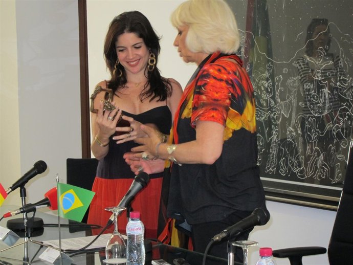 La Alcaldesa Entrega El Premio Cortes De Cádiz A Roberta Medina