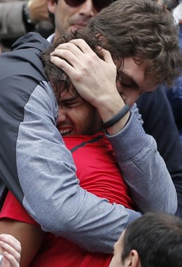 Pau Gasol abraza a Nadal tras la victoria en Roland Garros