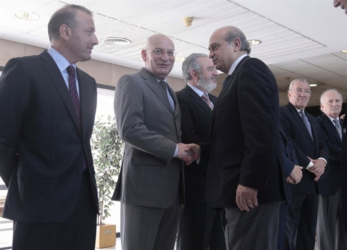 Fernández Díaz Estrecha La Mano De Víctor García Hidalgo