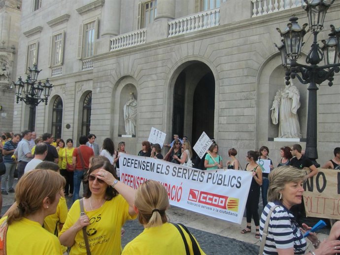 Protesta De Barcelona Activa Y Profesores Ante El Ayuntamiento