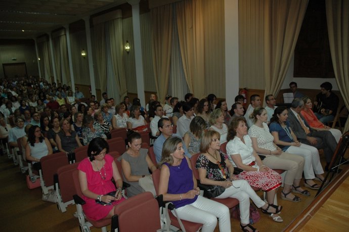 Profesores Asistentes Al Encuentro Con El Obispo
