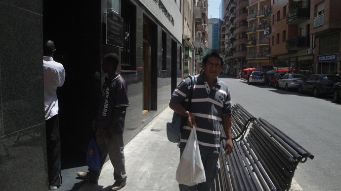 Un Temporero Acude A Buscar Su Bolsa De Comida