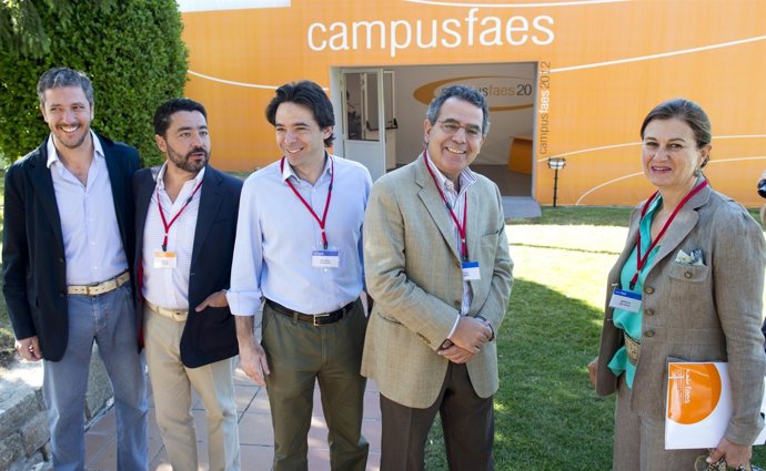 Percival Manglano Y Pablo Arias Junto A Otros Ponente Del Curso De FAES