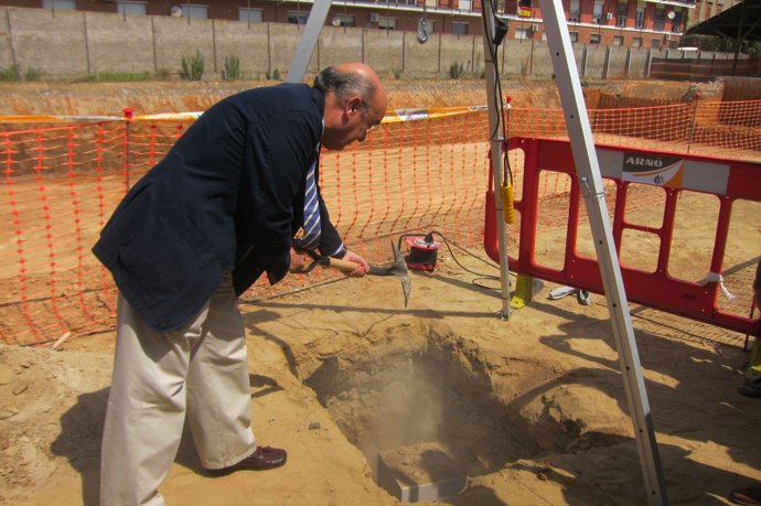 El Conseller B.Ruiz Pone La Primera Piedra Del CAP Bordeta-Magòria