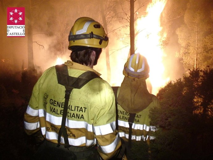 Bomberos Tratan De Sofocar El Fuego En El Alto Palancia