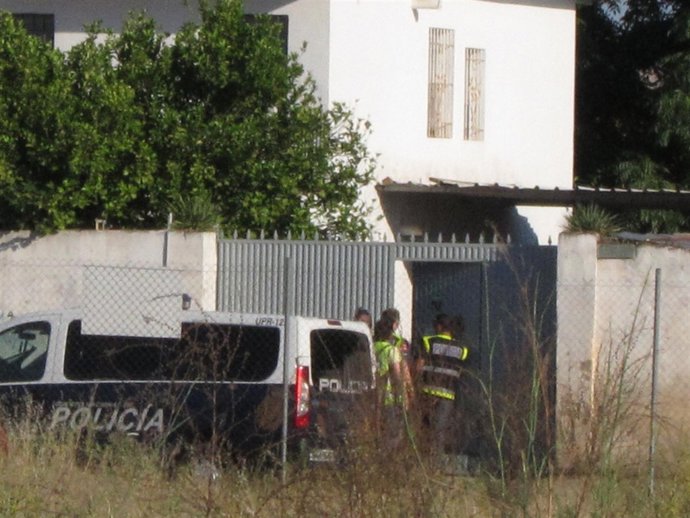 Agentes En La Puerta De La Finca De Las Quemadillas, Para El Caso De Ruth Y José