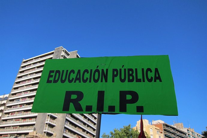 Pancarta En Apoyo A La Educación Pública