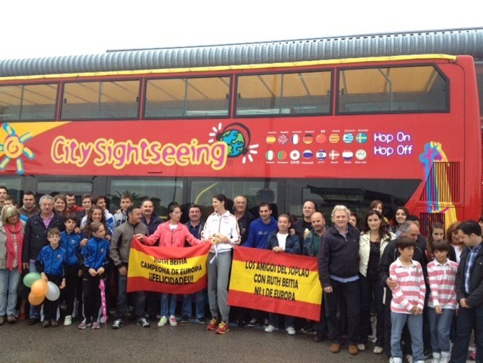 Recibimiento A Beitia A Su Llegada A Parayas