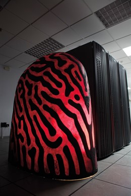 Carcasa de 'Iamus' y armarios de computación que lo potencian 