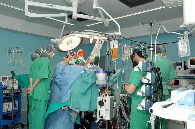 Cirujanos Andaluces Realizando Un Trasplante En Quirófano