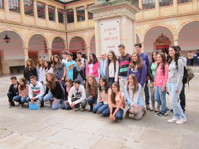 Gotor, En El Centro, Posa Junto Con Los Estudiantes Participantes En El Campus.