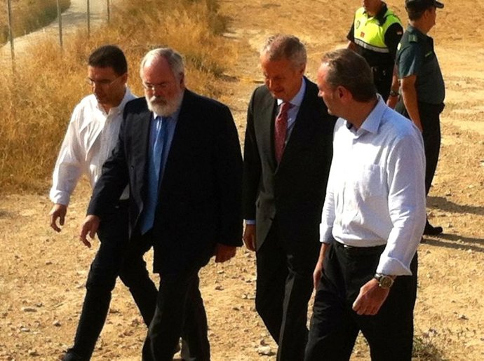 Los Ministros De Agricultura Y Defensa Y El Presidente Del Consell En Yátova
