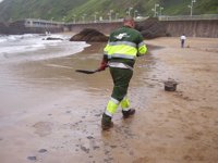 Se reanudan los trabajos de limpieza en las zonas afectadas por el vertido de fuel