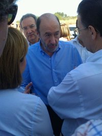 Rubalcaba anuncia iniciativas parlamentarias para lograr ayudas a los afectados