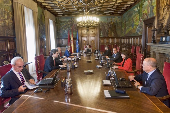 Sesión Del Gobierno De Navarra.