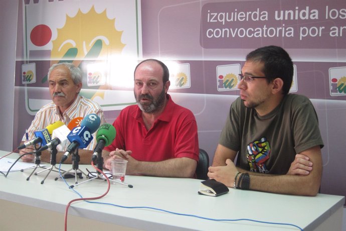 El Coordinador De IULV-CA En Huelva, Pedro Jiménez, Con Naranjo Y Martínez.