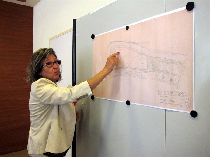 Concha Arribas Señala La Zona De Los Huertos En Un Plano De 1993