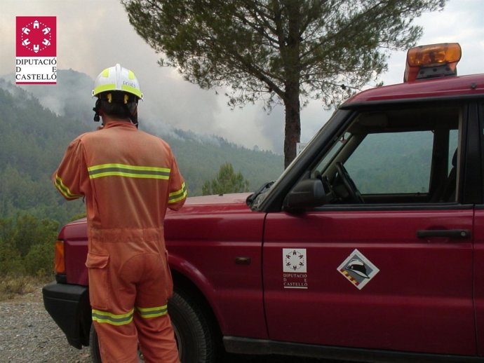 Un Bombero En El Incendio Forestal Originado En Andilla