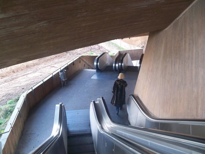 Escaleras mecánicas bajando a Toledo