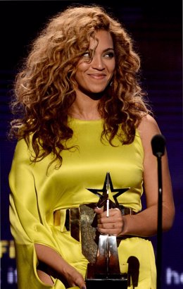 Beyoncé recoge su premio en la gala de los BET 2012