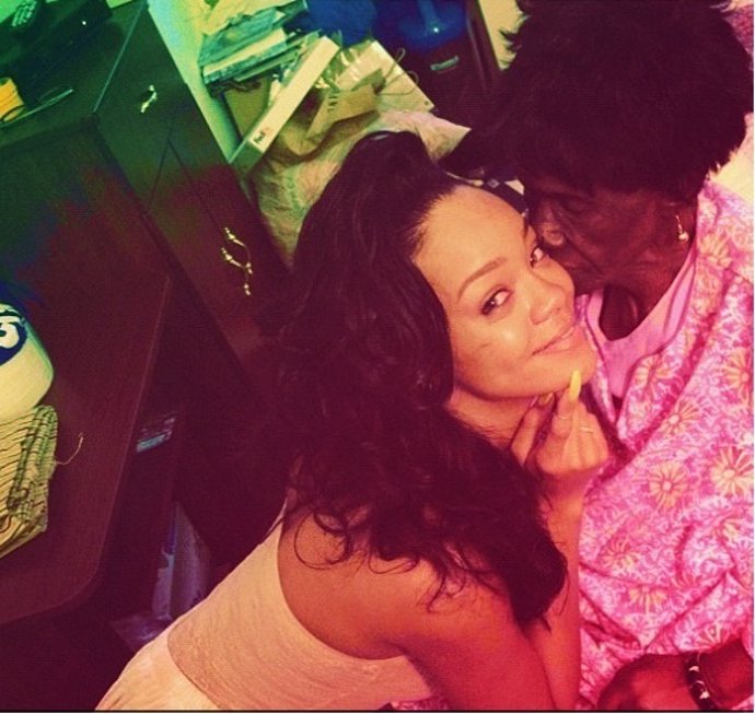 Rihanna Junto A Su Abuela
