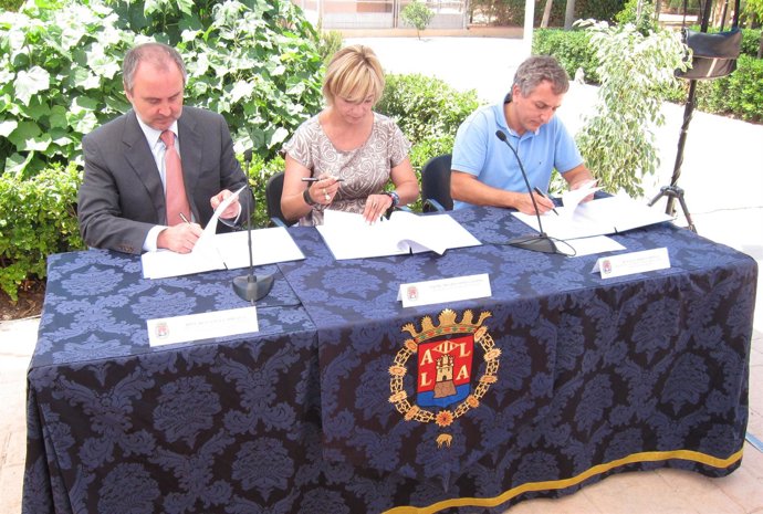 De Izquierda A Derecha, Jorge Cabré, Sonia Castedo Y Raúl Mérida