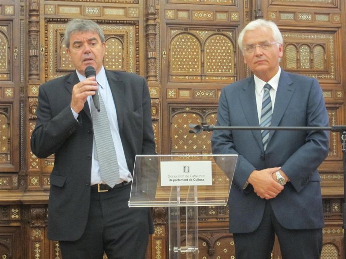 El nuevo director del ICEC, Gorka Knörr, y el conseller Ferran Mascarell