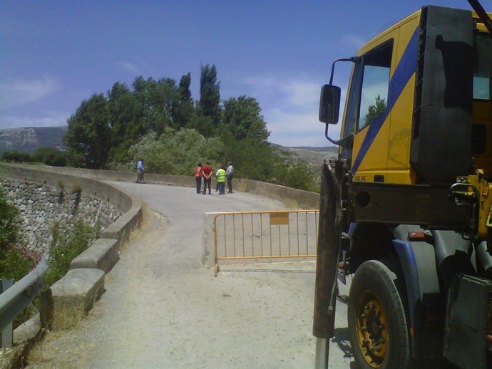 Reparación del puente de acceso a El Burgo