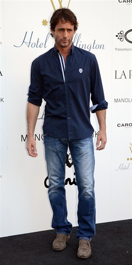 Álvaro Muñoz Escassi posa con vaqueros y camisa azul marina 