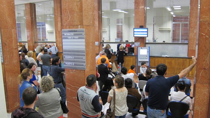 Colas En La Delegación Especial De La Agencia Tributaria En Murcia Para La Renta