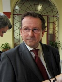 De Llera rechaza devolver las competencias de Justicia, como pide Torres-Dulce, y dice que es un proceso "irreversible"