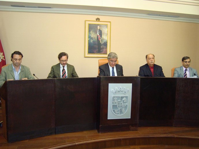 José María Lasalle (segundo por la izquierda) durante la presentación del curso.