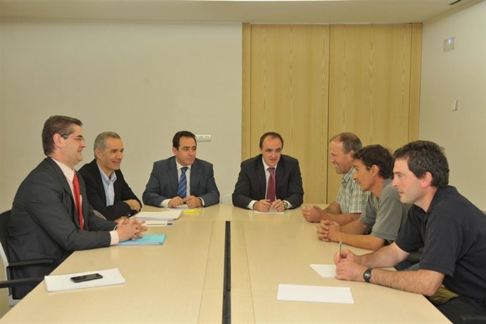 El consejero Esparza, con representantes de EHNE.              