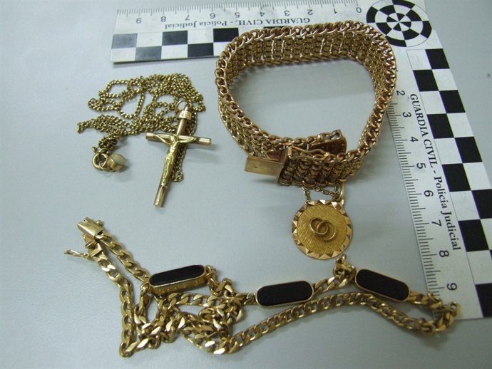 Algunas De Las Joyas Incautadas Al Detenido