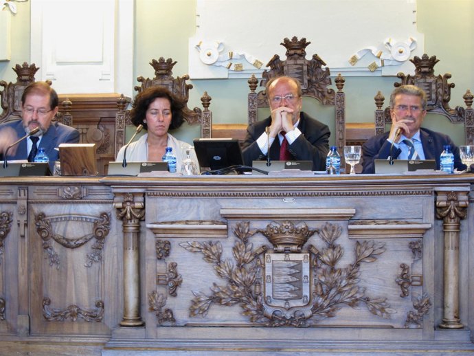 El alcalde, en el centro, durante el pleno celebrado hoy en el Ayuntamiento.
