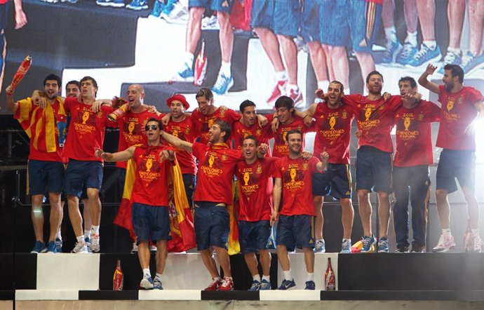 La selección española celebra su victoria en la Eurocopa en madrid