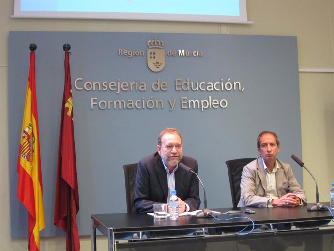 Constantino Sotoca (izq) y Ginés Martinez detallan los datos del estudio 